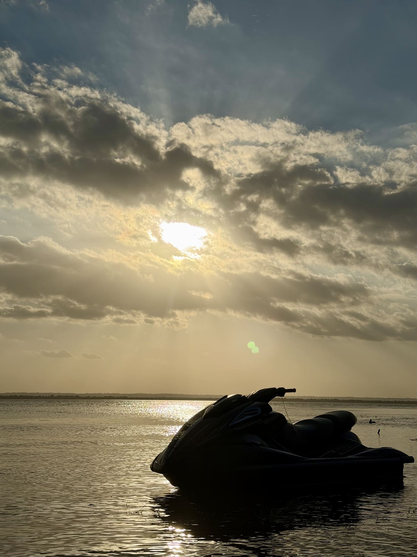 Jetski na água ao pôr do sol